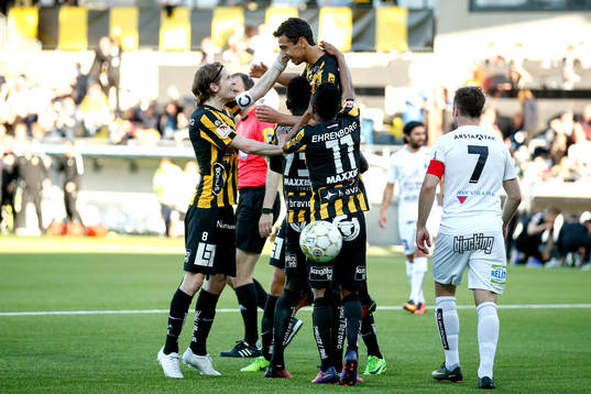 Häckens Daleho Irandust jublar med lagkamrater