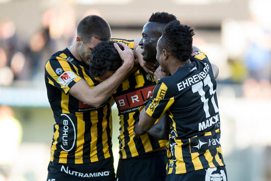 Häckens Daleho Irandust omfamnas av lagkamraterna Egzon
