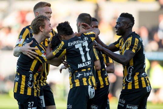 Häckens Daleho Irandust omfamnas av lagkamrater