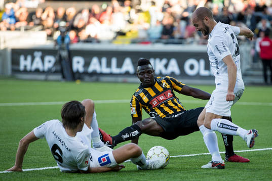 Sirius Johan Eiswohld och Karl Larson försvarar mot