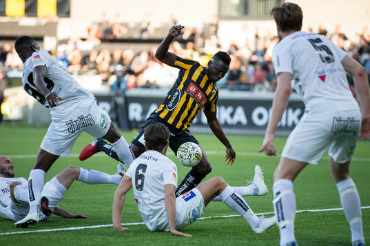 Häckens Alhassan Kamara med en målchans