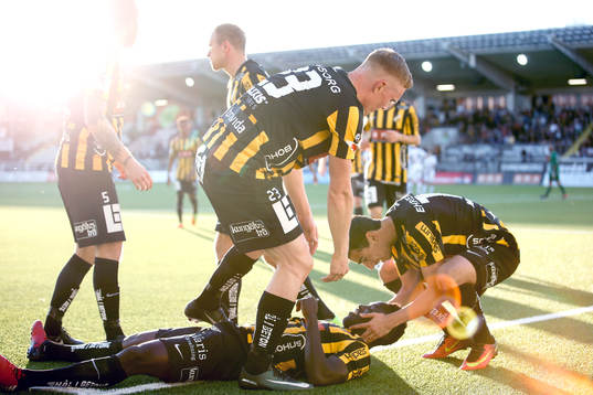 Häckens Alhassan Kamara jublar med lagkamrater