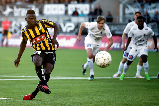 Häckens Alhassan Kamara gör 2-1 på straff