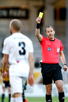 Domare Jonas Eriksson ger Sirius Karl Larson gult kort