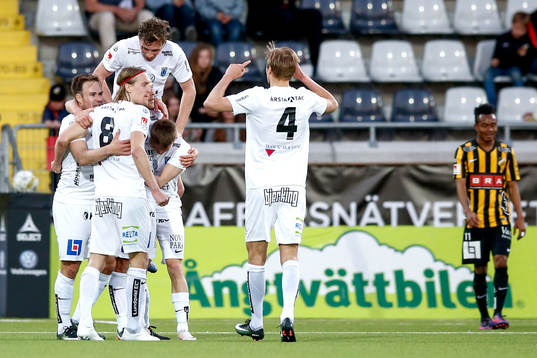 Sirius Christer Gustafsson jublar med lagkamrater