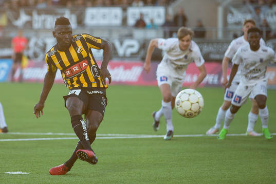 Häckens Alhassan Kamara skjuter 2-1 på straff