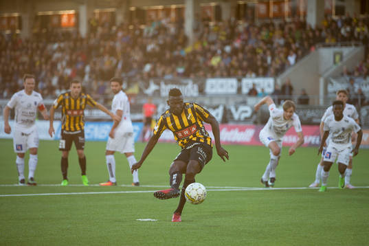Häckens Alhassan Kamara skjuter 2-1 på straff