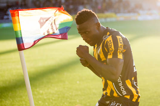 Häckens Alhassan Kamara jublar och firar sitt 2-1 mål på