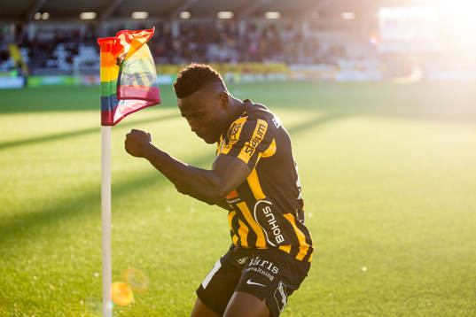 Häckens Alhassan Kamara jublar och firar sitt 2-1 mål på