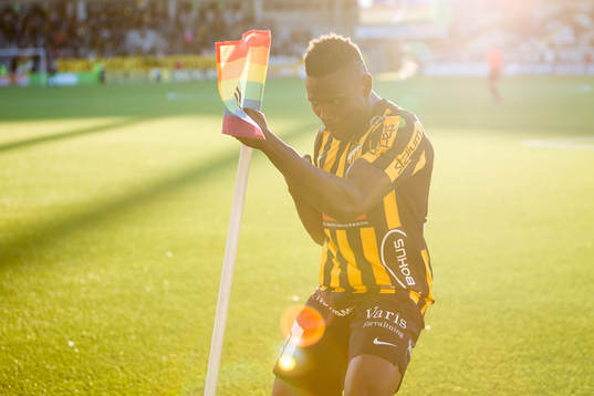 Häckens Alhassan Kamara jublar och firar sitt 2-1 mål på
