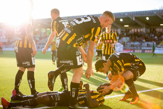 Häckens Alhassan Kamara jublar och omfamnas
