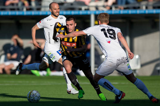 Häckens Egzon Binaku mot Sirius Christer Gustafsson