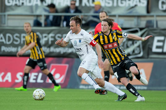 Sirius Niklas Busch Thor före Häckens Erik Friberg