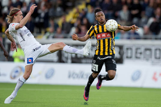 Häckens Nasiru Mohammed tar bollen på bröstet före