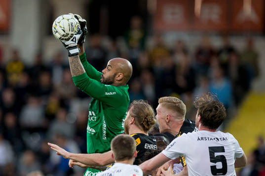 Sirius målvakt Joshua Wicks tar ner en hörna