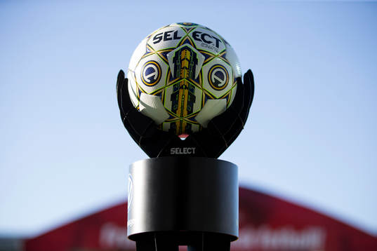 Matchbollen på podie innan fotbollsmatchen i Allsvenskan