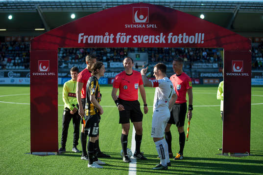 Domare Jonas Eriksson singlar slant mellan Häckens
