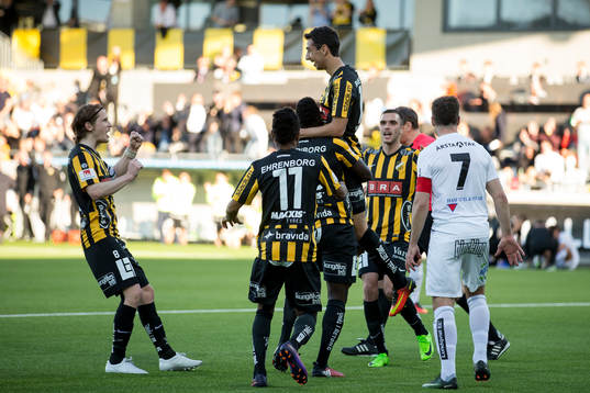 Häckens Daleho Irandust jublar och omsmans