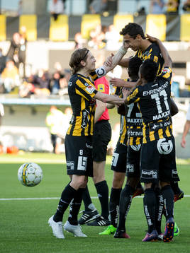 Häckens Daleho Irandust jublar och omsmans