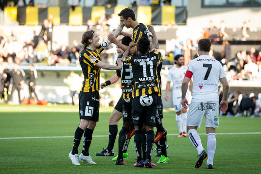 Häckens Daleho Irandust jublar och omsmans