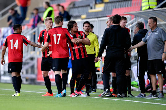 Brommapojkarnas Erik Figueroa jublar med lagkamrater