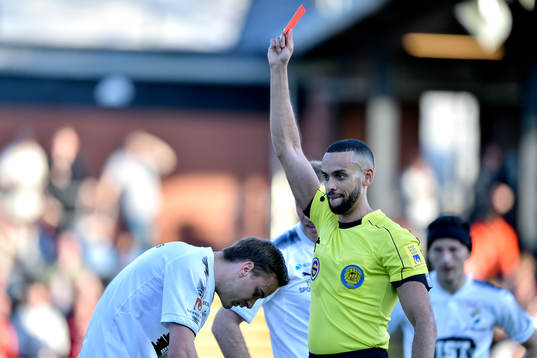 Östers Månz Karlsson får rött kort av domare Farouk