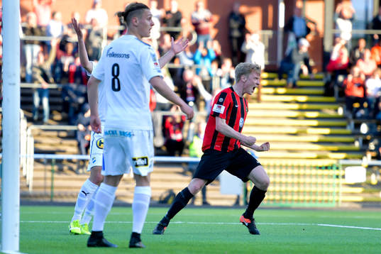Brommapojkarnas Gustav Sandberg Magnusson jublar