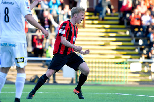 Brommapojkarnas Gustav Sandberg Magnusson jublar