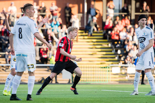 Brommapojkarnas Gustav Sandberg Magnusson jublar