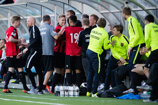 Brommapojkarnas Erik Figueroa jublar med bänken