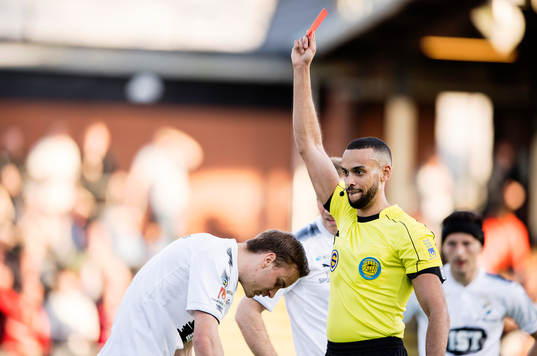 Östers Månz Karlsson tilldelas ett rött kort av domare