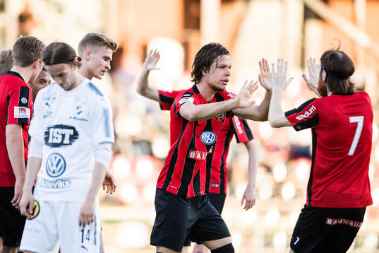 Brommapojkarnas Erik Figueroa och Markus Gustafsson jublar