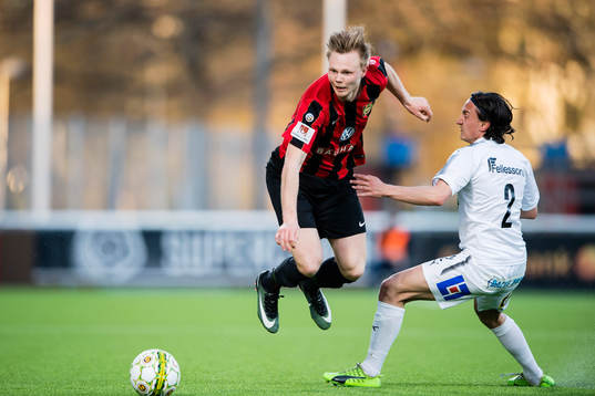Brommapojkarnas Tim Söderström faller i en duell mot
