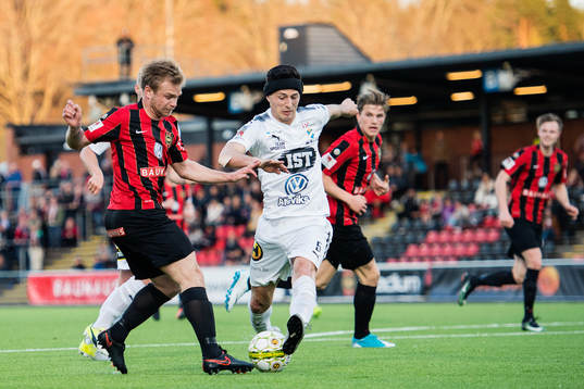 Brommapojkarnas Christopher Brandeborn mot Östers Elmin