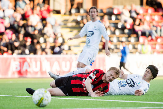 Brommapojkarnas Christopher Brandeborn i en duell med