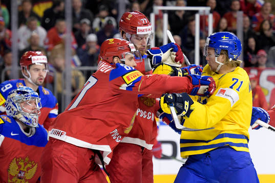 Rysslands Vadim Shipachyov och Anton Belov i ett gruff med