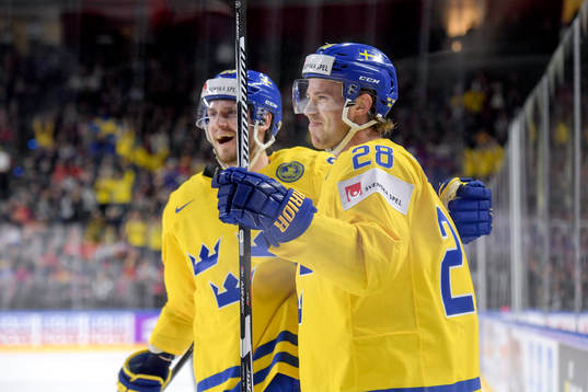 Sveriges Oliver Ekman Larsson och Elias Lindholm jublar