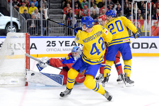 Rysslands målvakt Andrei Vasilevski räddar ett skott