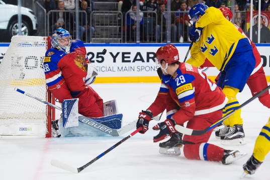 Rysslands målvakt Andrei Vasilevski räddar ett skott
