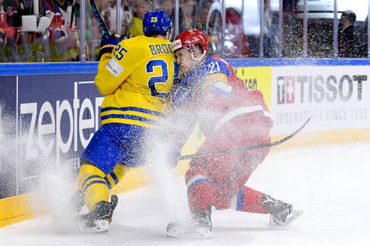 Sveriges Jonas Brodin och Rysslands Alexander Barabanov