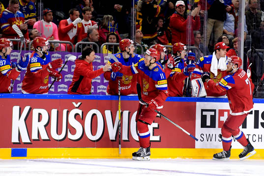 Rysslands Sergei Andronov jublar med lagkamrater