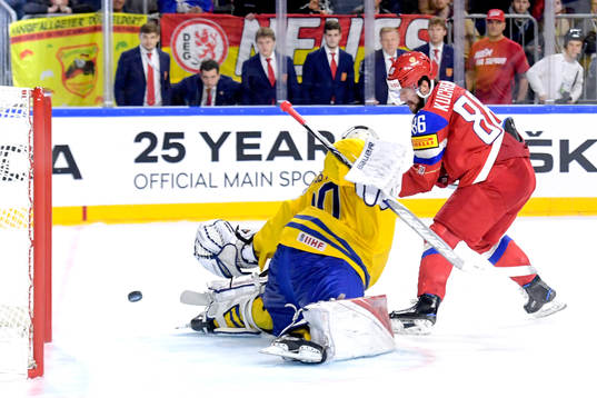 Rysslands Nikita Kucherov missar ett friläge mot Sveriges