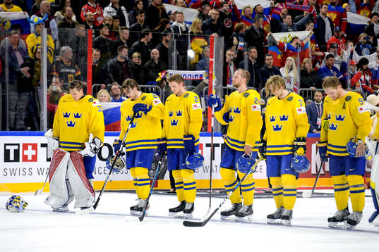 Sveriges målvakt Viktor Fasth deppar med lagkamrater