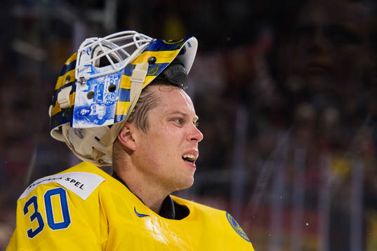 Sveriges målvakt Viktor Fasth svettas