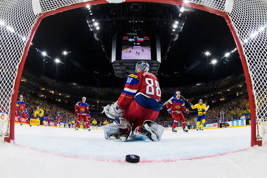 Rysslands målvakt Andrei Vasilevski släpper in 1-0-målet