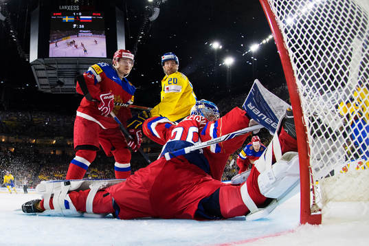 Rysslands Bogdan Kiselevich och målvakt Andrei Vasilevski