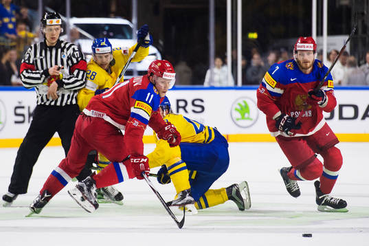 Sveriges Elias Lindholm och Victor Rask förlorar pucken