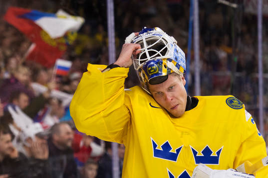 Sveriges målvakt Viktor Fasth deppar
