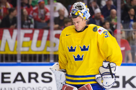 Sveriges målvakt Viktor Fasth deppar