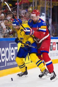 Sveriges Joel Lundqvist tacklas av Rysslands Anton Belov